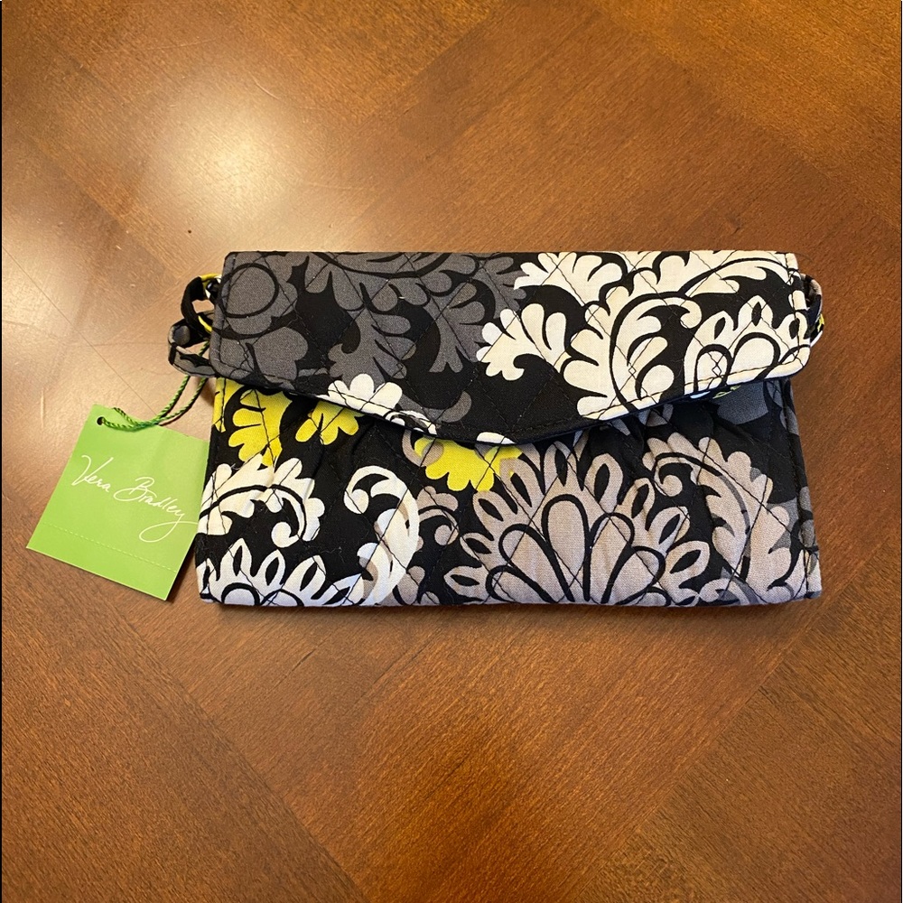 🆕 Vera Bradley strap wallet Baroque